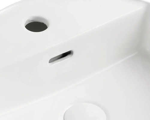 Vizualizare detaliată a unei chiuvete albe cu orificiu pentru robinet și preaplin