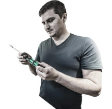 Un bărbat ține o șurubelniță.