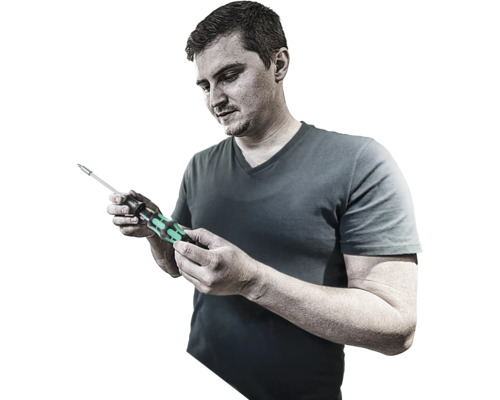 Un bărbat ține o șurubelniță.