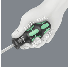 O șurubelniță marca Wera este ținută de o mână pentru a demonstra transmisia de putere.