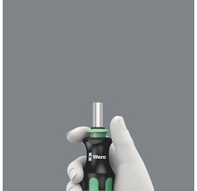 Șurubelniță cu logo Wera cu tijă scurtă în mână