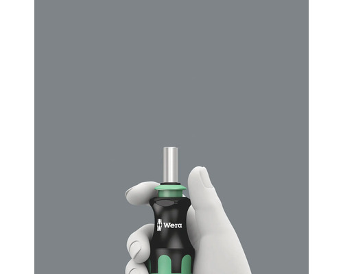 Șurubelniță cu logo Wera cu tijă scurtă în mână