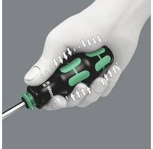 Mână care ține o șurubelniță pentru a demonstra mânerul ergonomic