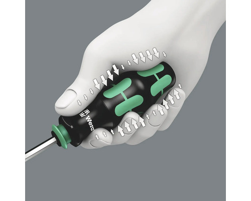 Mână care ține o șurubelniță pentru a demonstra mânerul ergonomic