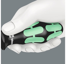 Mână ținând șurubelniță Wera