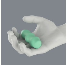 Mână ținând rolă de masaj miofascial pentru auto-masaj