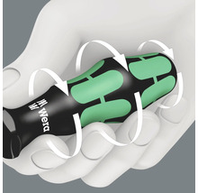 Imagine cu o șurubelniță cu mâner ergonomic de la Wera, ținută într-o mână, cu săgeți albe care evidențiază forma mânerului.