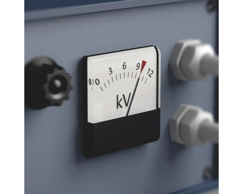 Prim-plan al unui voltmetru cu o citire de nouă kilovolți