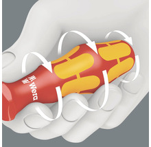 Prim-plan cu o șurubelniță cu mâner ergonomic ținută de o mână