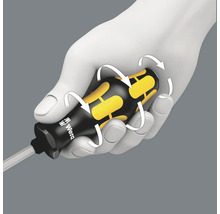 Ilustrație a unei șurubelnițe de marca Wera într-o mână, ilustrând mișcarea de rotație