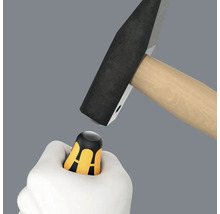 Ciocan lovind un mâner de șurubelniță într-o mână