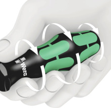 Logo Wera pe mânerul șurubelniței în mână cu săgeți de rotație