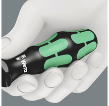 Șurubelniță cu mâner într-o mână