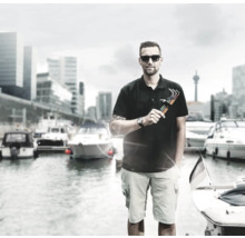 Bărbat cu set de chei Allen în fața unui port