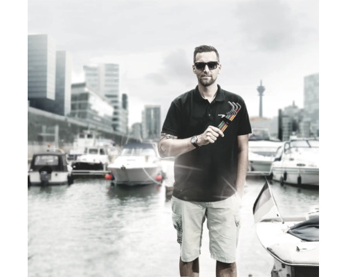 Bărbat cu set de chei Allen în fața unui port