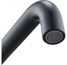 Prim-plan cu un robinet negru.