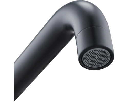 Prim-plan cu un robinet negru.