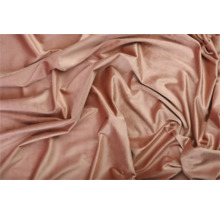 Prim-plan cu țesătură de catifea drapată