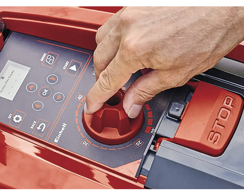 Un bărbat operează panoul de control al unui dispozitiv Einhell pentru a ajusta setările.