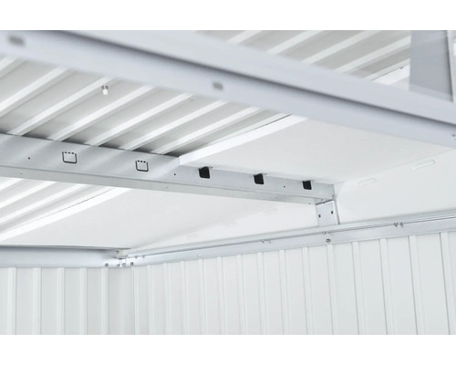 Vedere interioară a unei magazii de grădină metalice cu cadru metalic și panouri de tavan