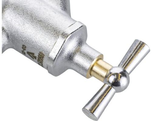 Prim-plan cu robinet de colț cu mâner cruce