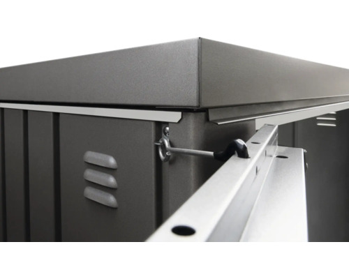 Prim-plan cu dulap metalic pentru scule, cu fante de ventilație și zăvor la ușă