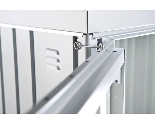 Detaliu al unei construcții de magazie de grădină cu conexiune cu cârlig