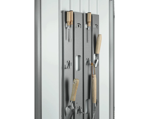 Unelte de grădină cu mânere din lemn atașate pe un panou pentru unelte