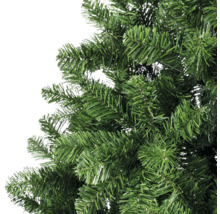 Prim-plan al unui brad artificial de Crăciun cu ace verzi