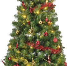 Pom de Crăciun împodobit cu lumini, ghirlande și globuri