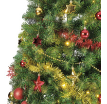 Detaliu al unui brad de Crăciun împodobit cu globuri, stele, beteală și un șir de lumini