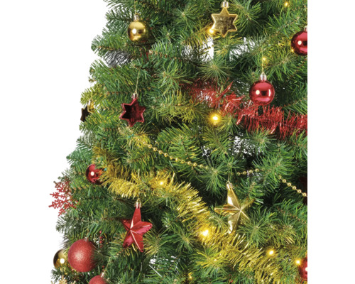 Detaliu al unui brad de Crăciun împodobit cu globuri, stele, beteală și un șir de lumini