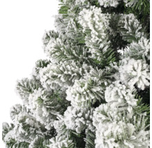 Prim-plan cu un pom de Crăciun artificial, acoperit cu zăpadă