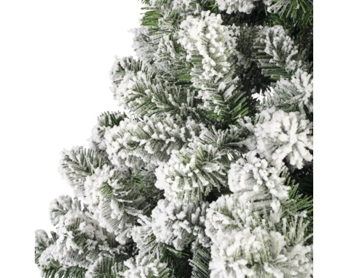 Prim-plan cu un pom de Crăciun artificial, acoperit cu zăpadă