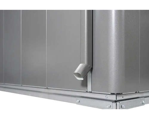 Imagine detaliată cu o căsuță de grădină metalică cu jgheab și cadru de bază