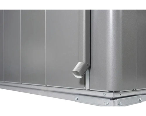 Imagine detaliată a unei magazii de grădină cu jgheab de ploaie