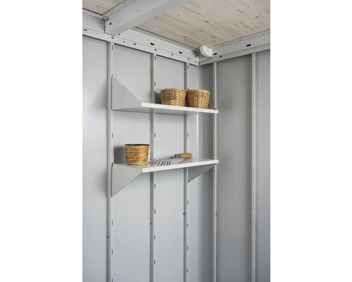 Rafturi cu unelte de grădinărit și coșuri într-o magazie de grădină