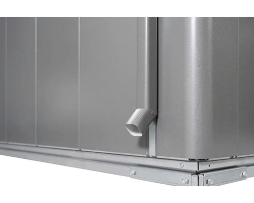 Imagine detaliată cu o căsuță de grădină cu jgheab de ploaie