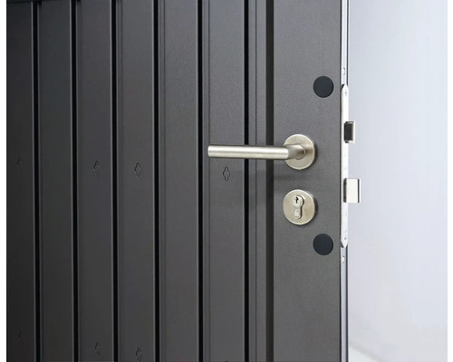 Prim-plan cu o ușă de siguranță cu mâner și încuietoare