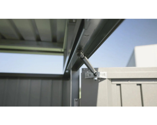 Vizualizare detaliată a unui amortizor pe o magazie de grădină