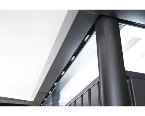 Imagine detaliată a unui carport metalic cu acoperiș de sticlă