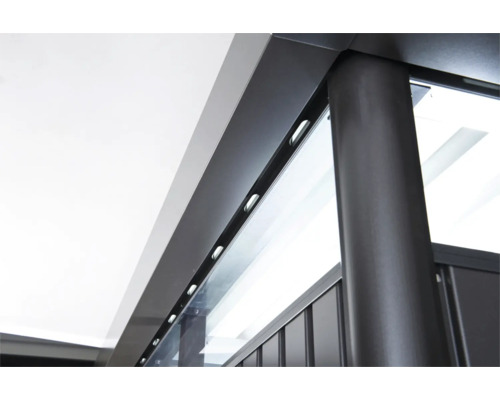 Imagine detaliată a unui pavilion cu cadru de aluminiu și panouri de sticlă.