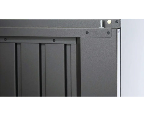 Vedere detaliată a unei uși glisante gri cu șuruburi