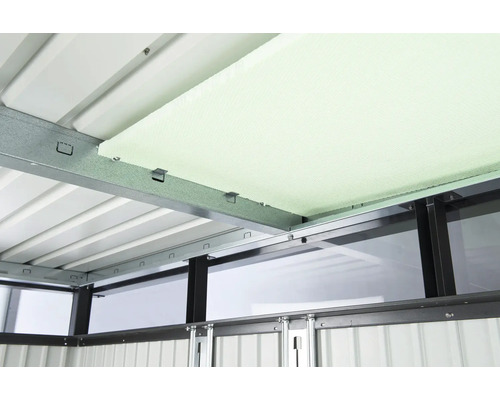 Imagine detaliată cu izolația și cadrul metalic al unei construcții de magazie de grădină