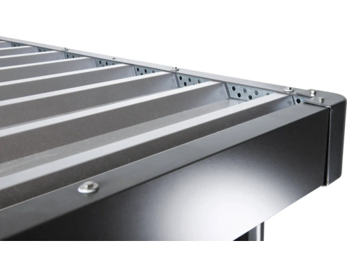 Prim-plan cu un raft metalic argintiu cu șuruburi