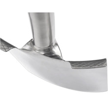 Prim-plan cu o țeavă metalică argintie cu caneluri