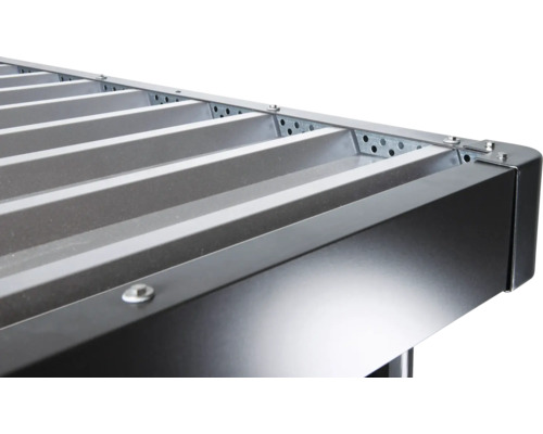 Vizualizare detaliată a unui acoperiș metalic de terasă cu șuruburi