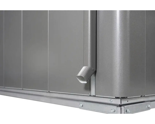 Detaliu al unei magazii de grădină cu jgheab metalic