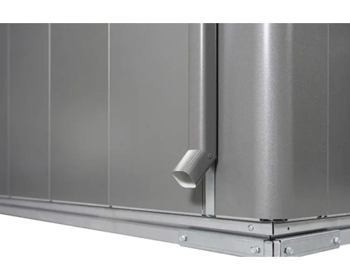 Prim-plan cu o căsuță de grădină metalică cu jgheab