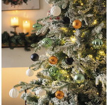 Pom de Crăciun împodobit cu diverse globuri de Crăciun în alb, negru, verde și portocaliu